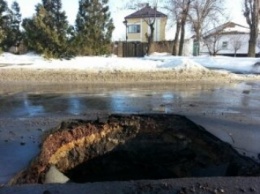 В Николаеве после снегопада провалилась часть дороги на Куйбышева