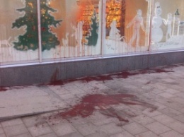 Во Львове активисты облили красной краской витрину магазина Roshen