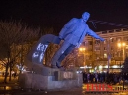 Памятник деятелю, "в честь" которое сейчас назван город, снесли в Днепропетровске