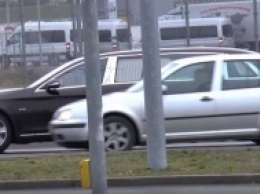 Mercedes-Maybach S600 Pullman выглядит огромным рядом с VW Golf