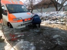 В Луганской области "скорая" Нацгвардии застряла во льду на дороге