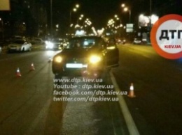 В Киеве автомобиль сбил женщину-пешехода, пострадавшая госпитализирована