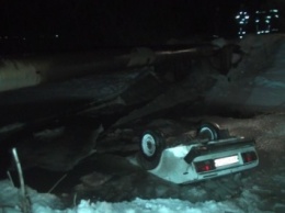 В Харькове автомобиль упал в реку, водитель погиб