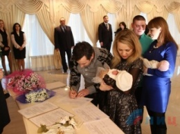 Плотницкий вручил первые «свидетельства о рождении » в «ЛНР» (ФОТО)