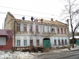 В Николаеве ремонтные бригады восстанавливают обвалившуюся крышу дома по ул. Образцова, 6