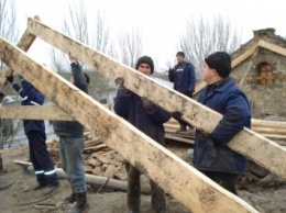 «Жилпромбуд-8» восстанавливает обвалившуюся под тяжестью снега крышу дома в Николаеве