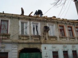 В Николаеве крышу на Образцова уже начали ремонтировать