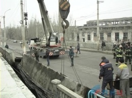 В Луганске проводят ремонтные работы на путепроводе (ФОТО)