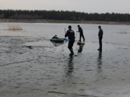 В Северодонецке спасателям удалось вытащить еще одного провалившегося под лед ребенка