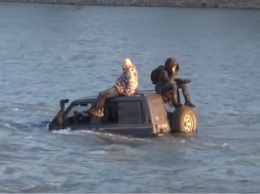 В Ужгороде два экстремала решили на внедорожнике "переехать" реку. Река отомстила