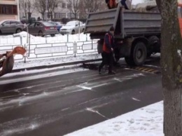 Из-за снегопадов "Киевавтодору" приходится ремонтировать тысячи кв. м дорог