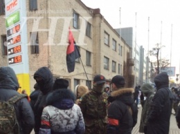 Около 50-ти человек в балаклавах пикетировали заправку в Киеве