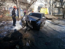 В Николаеве автомобиль на высокой скорости врезался в дерево: один человек погиб, а женщину спасают в реанимации