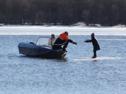 В Днепропетровской области компанию рыбаков унесло по течению на отколовшейся льдине
