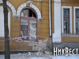В Николаеве по соседству со школой фехтования рухнула часть аварийного здания