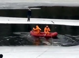 Беспечный мальчик уплыл на льдине по Русановскому каналу