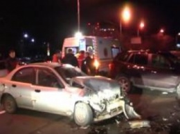 ДТП в Киеве: на Столичном шоссе Daewoo Lanos протаранил Hyundai. видео
