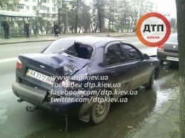На Голосеевском проспекте ДТП: КамАЗ протаранил маршрутку и две легковушки