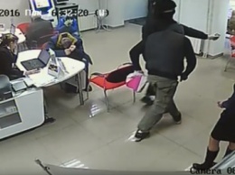 Грабители запорожского банка неспешно покинули место преступления с пакетом денег (Видео)