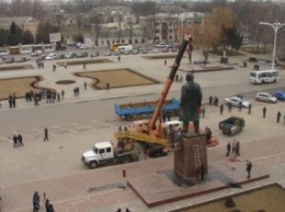 Перед горсоветом Измаила демонтировали памятник Ленину