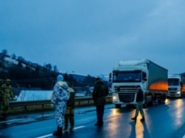 Закарпатские активисты блокируют российские фуры, не пуская их в Европу