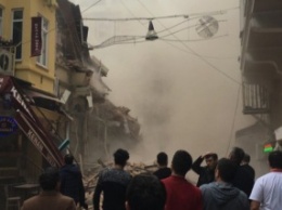 В Турции обрушилось 5-этажное здание, могут быть жертвы