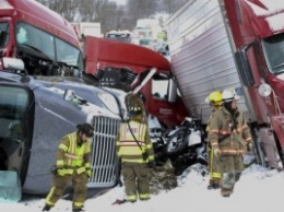 В США в аварии с участием 50 автомобилей погибли три человека