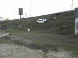 В Киеве с Южного моста упал автомобиль