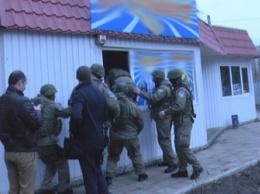 На поселке Котовского накрыли два казино: за вещдоками полиции пришлось лезть через окна