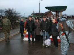 Население продолжает искать пути обхода пункта пропуска в Станице Луганской