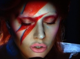 Видео недели: Леди Гага исполняет трибьют Дэвиду Боуи