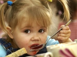В Николаеве родители пытаются сдвинуть с мертвой точки проблему некачественного питания в детских садах