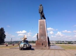 В Запорожье Ленина демонтируют вместе с постаментом
