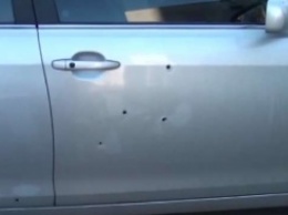 В Киеве неизвестные расстреляли автомобиль, который стоял в пробке (ВИДЕО)
