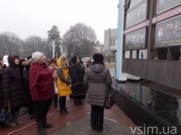 В Хмельницком неизвестные надругались над стелой памяти погибших героев Небесной сотни и воинов АТО