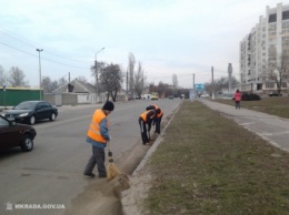 В Корабельном районе чистят прибордюрную часть проспекта Октябрьского