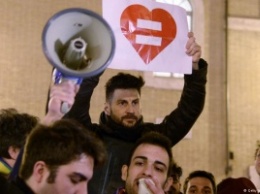 Итальянский сенат одобрил облегченную версию закона об однополых союзах