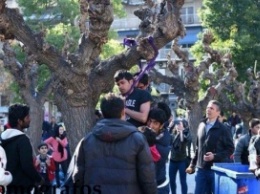 На центральной площади Афин пытались повеситься двое мигрантов