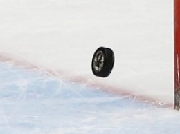 В Канаде хоккеиста арестовали на льду после драки с судьей
