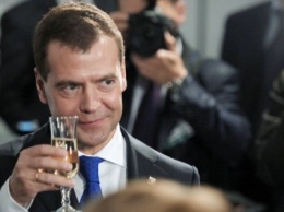 Медведев пообещал оставить водку жителям России