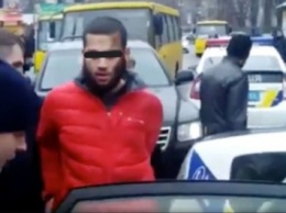 В Киеве нарушитель ПДД покусал полицейского