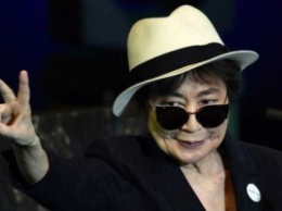 СМИ сообщили о том, что вдова Джона Леннона попала в больницу