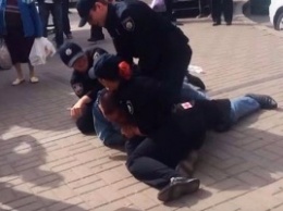 Киевские полицейские уложили лицом в асфальт агрессивного нарушителя