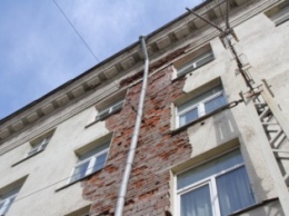 В Москве облицовка многоэтажного здания упала на ребенка