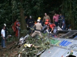 В Мексике при падении автобуса с туристами в ущелье погибли 12 человек