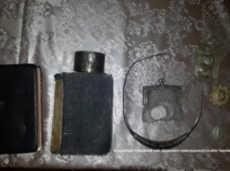 На границе молдаванин пытался провезти в Украину две старинные Библии и наркотическое вещество