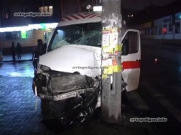 ДТП в Киеве: Skoda Rapid отправила карету "скорой помощи" в столб - пострадали двое. ФОТО+видео