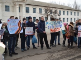 Как «ЛНРовская» молодежь против «лжи» украинских СМИ митинговала (ФОТО)