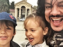 Филипп Киркоров живет с матерью своих детей