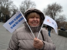 В Одессе активисты запустили в небо желто-голубые шары против насилия над женщинами